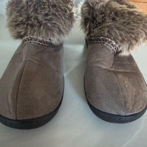 Isotoner Women's Brown Plush Faux Fur Slippers US- 7.5 - Picture 4 of 8